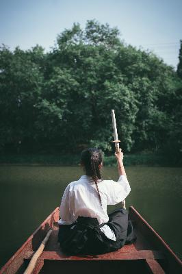 还是被驯服的聪明女下属,秘书边打电话边被躁BD视频